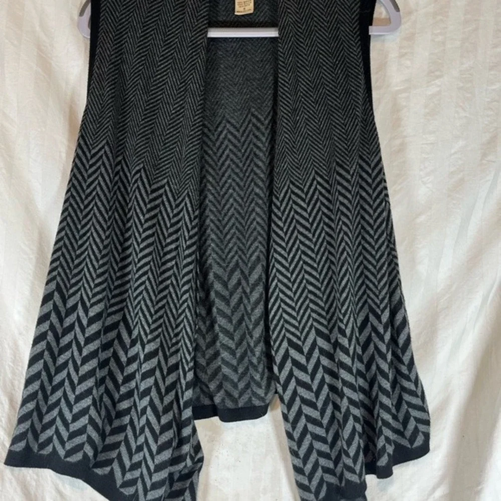 Art and‎ Soul Womens Small Grey Black Chevron Herringbone Open Front Knit Vest